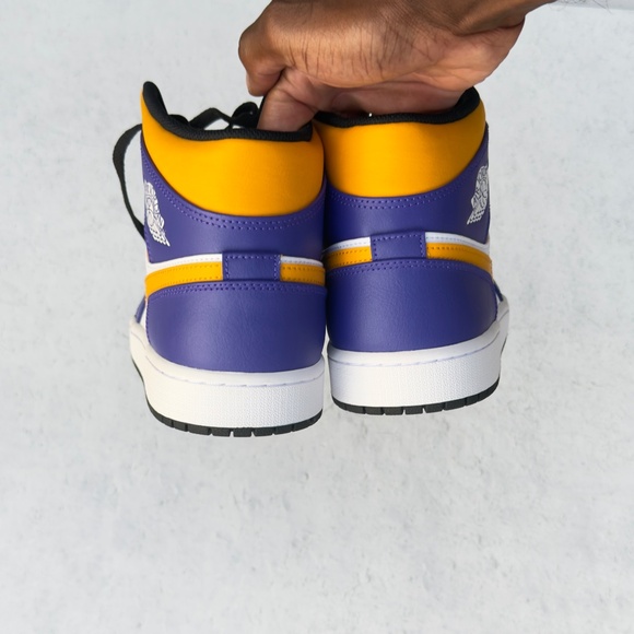 AJ 1Mid lakers colorway - Picture 5 of 8